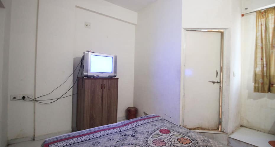 Hotel Savera Guest House, Ahmedabad 3
